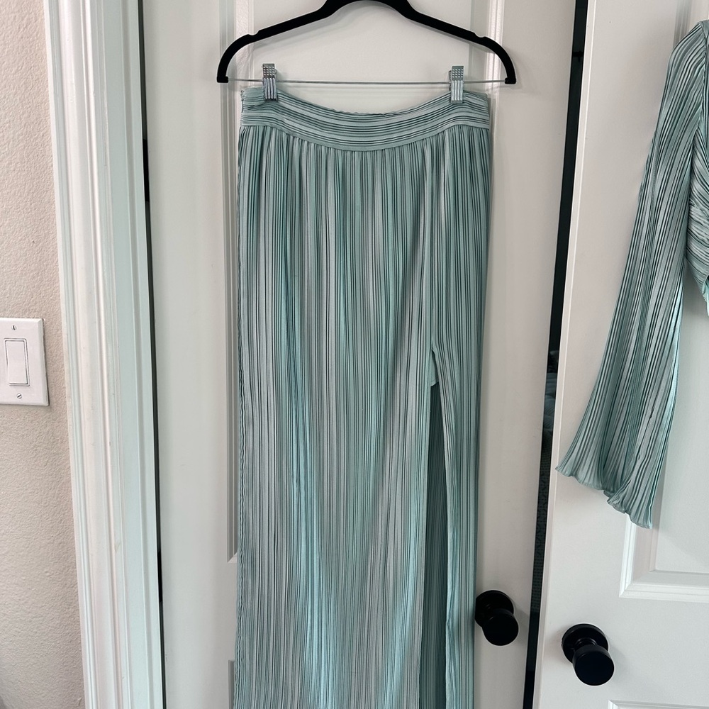 AIIFOS Green Pleated Set - Medium - Picture 6 of 7